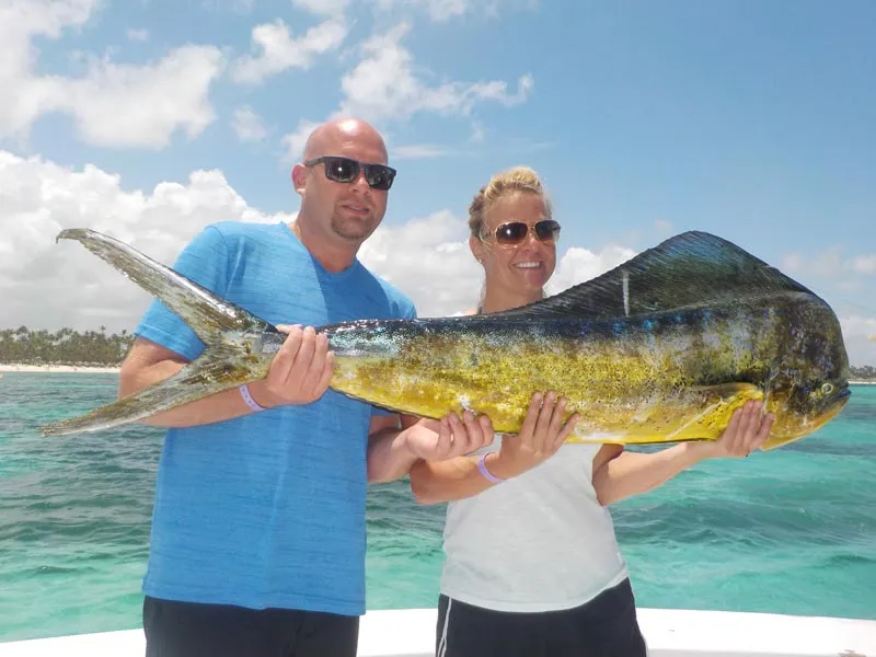 Divertimento di pesca d'altura - Mahi Mahi catturato al largo della costa di Punta Cana con i nostri noleggi