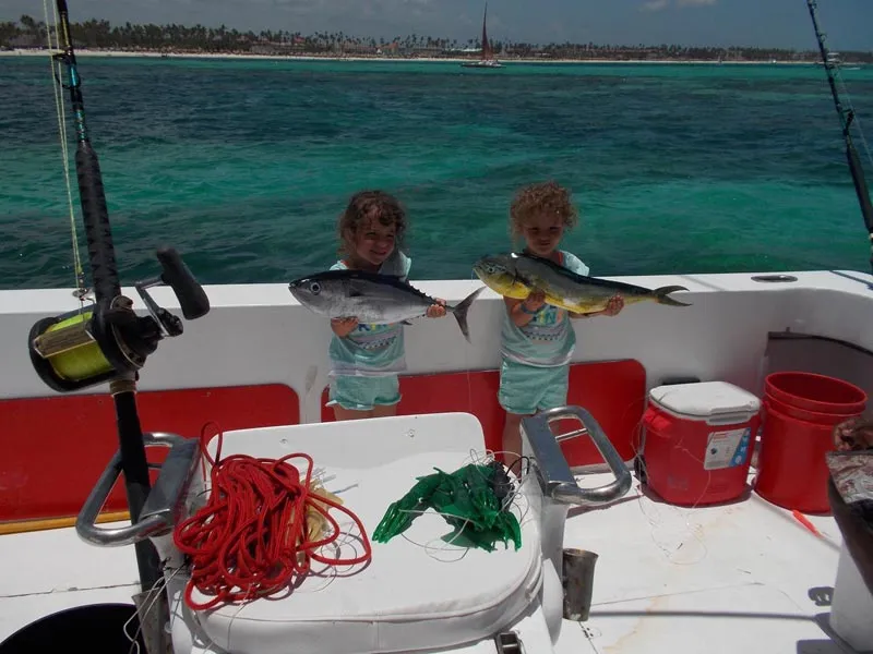 Un altro giorno epico di pesca d'altura a Punta Cana - guarda quanto sono felici i bambini