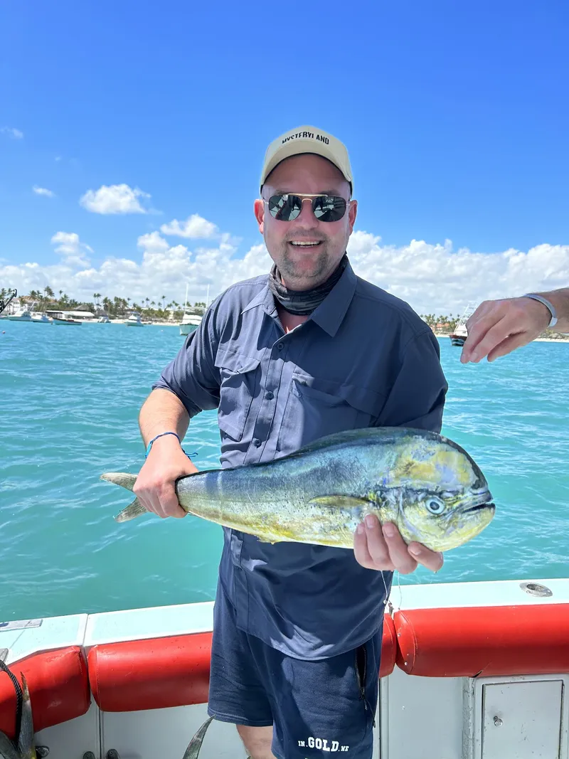 Noleggio di pesca a Punta Cana - i pescatori mostrano il loro grande Mahi Mahi