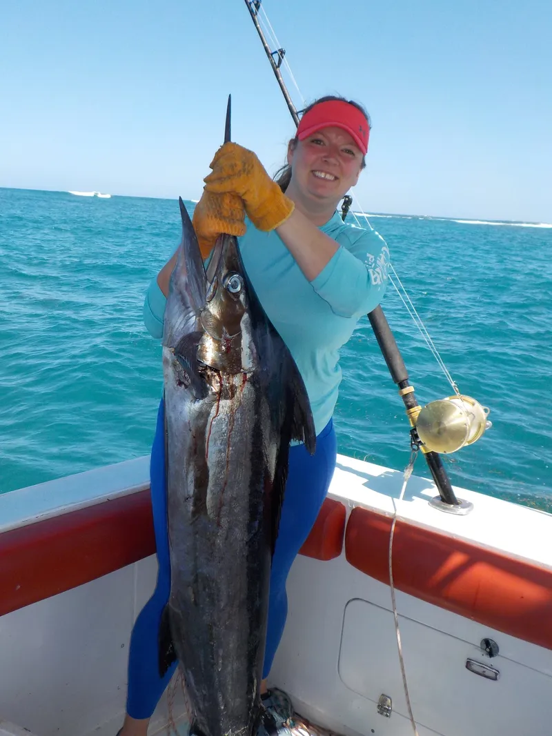 Pescatore di Gone Fishing Punta Cana che mostra un Marlin dal tour di pesca