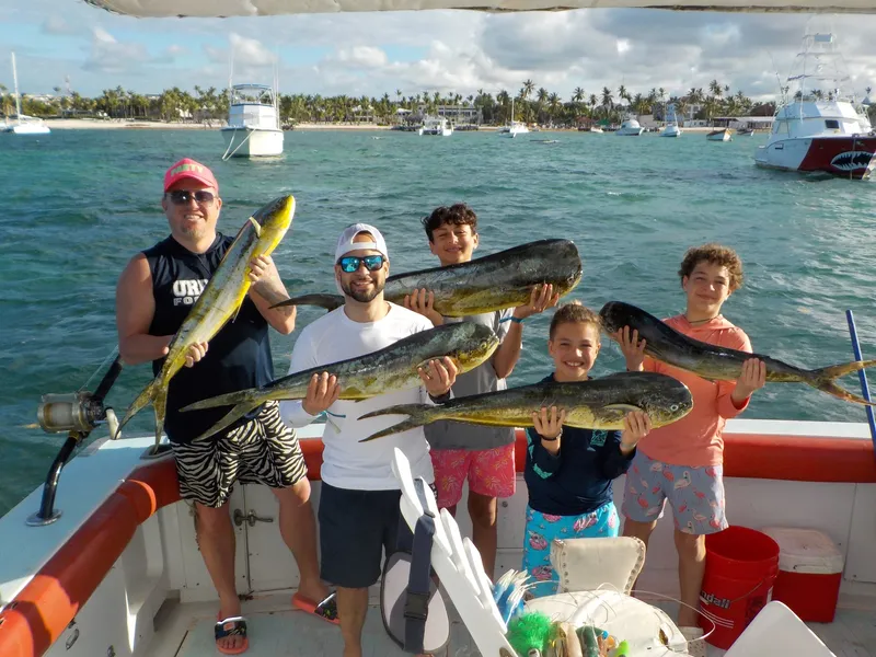 Agganciato tonnellate di pesci e in ritorno! Un'altra giornata di successo con Gone Fishing nella bellissima Bavaro