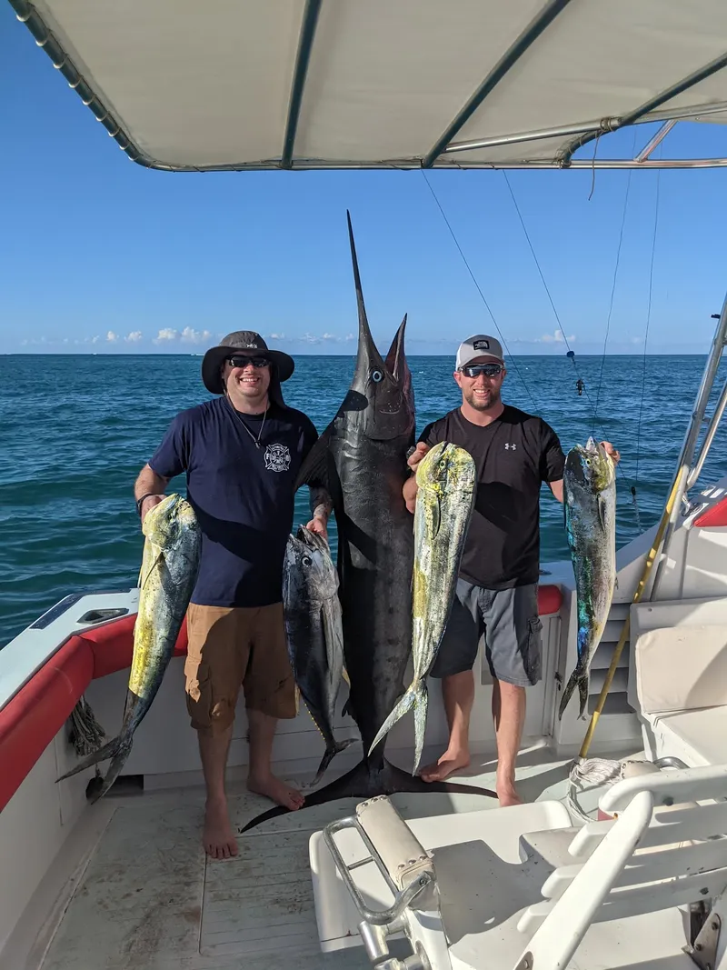 Quando il mare ti regala Marlin e Mahi Mahi, sorridi così. Momenti Gone Fishing Punta Cana