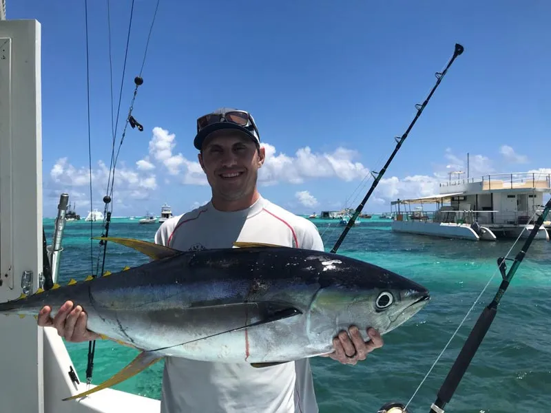 Avventura di pesca a Punta Cana - grande Tonno agganciato durante un noleggio di pesca d'altura