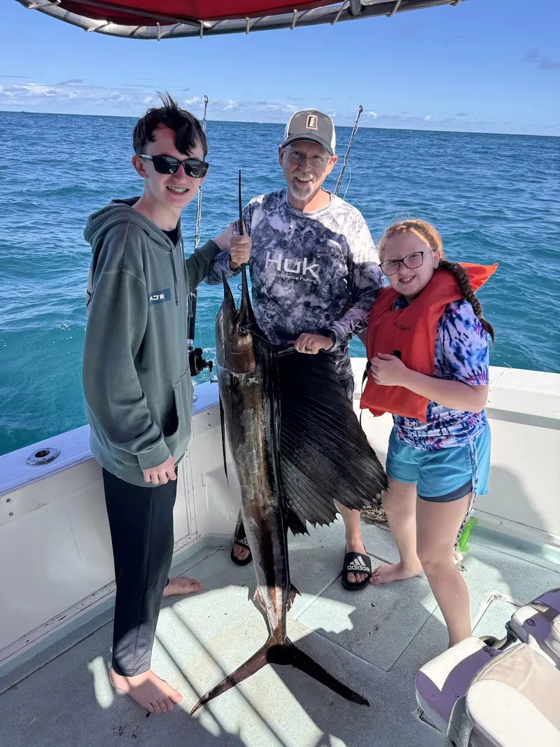 I sorrisi dicono tutto! Un'altra famiglia felice dopo un'emozionante giornata di pesca nelle acque di Punta Cana